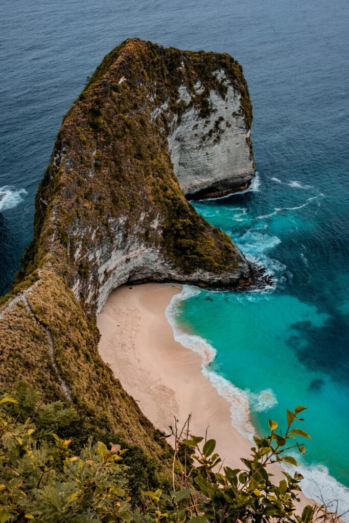 Dramatic cliff and turquoise waters of Kelingking Beach, Bali, Indonesia.